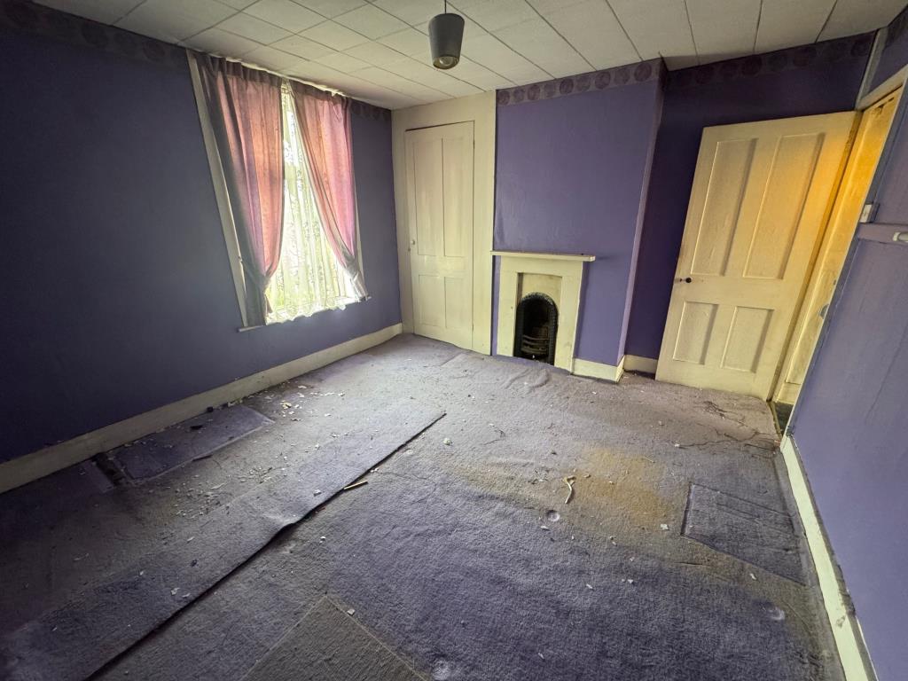 Lot: 56 - END-TERRACE HOUSE FOR IMPROVEMENT - Front bedroom